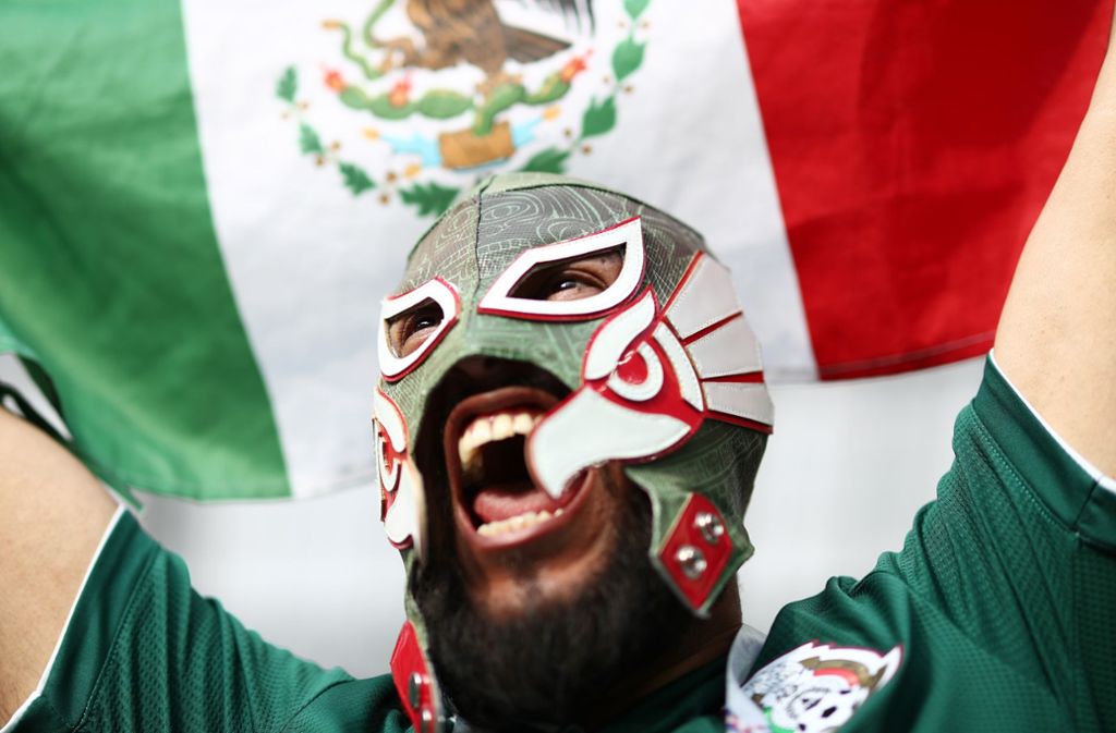 Einige Fans trugen Masken, wie sie im mexikanischen Wrestling üblich sind.
