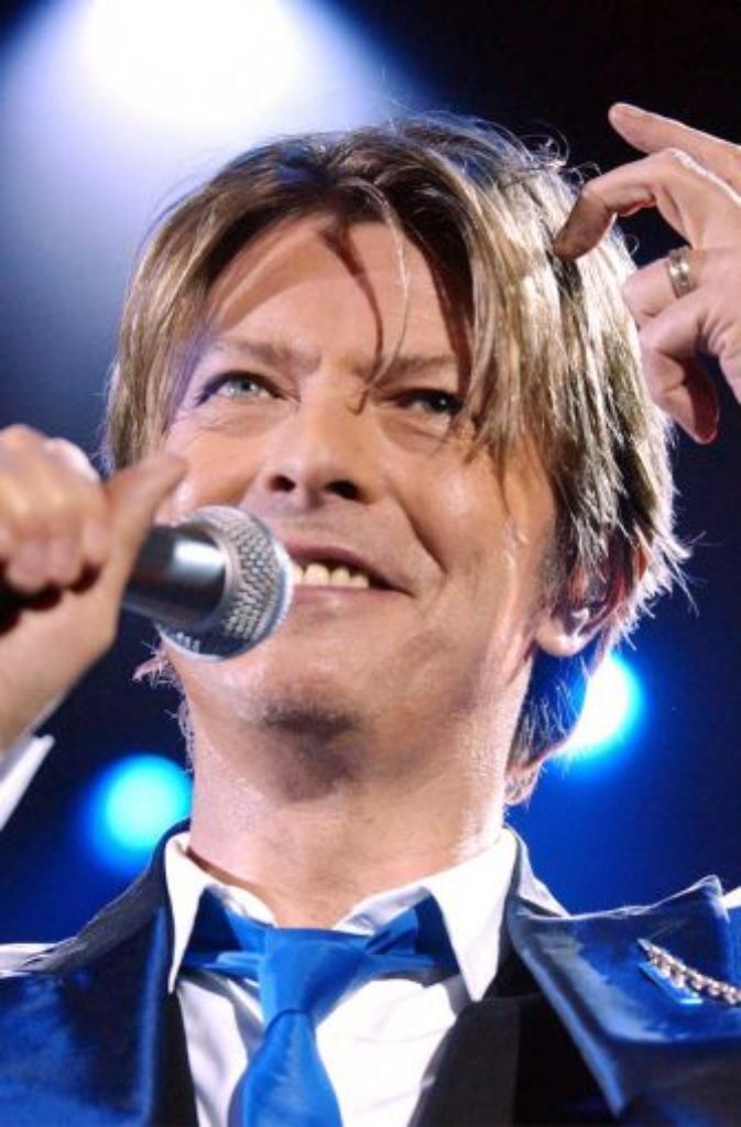Etwas anders liegt der Fall bei David Bowie: Dass sein eines Auge dunkler wirkt als das andere, hat - wie soll es anders sein - mit einer Frau zu tun. Um die soll, so will es die Legende, er sich nämlich mit einem Freund geprügelt haben. Der schlug so unglücklich zu, dass er die Pupillenmuskulatur von Bowies Auge verletzte. Seither ist eine Pupille permanent geweitet - und damit wirkt ein Auge immer dunkler als das andere.