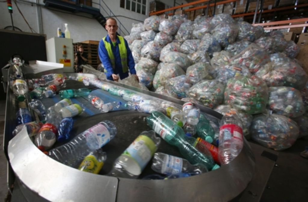 Nach der Zunahme von Wegwerfflaschen bringt das Umweltbundesamt (UBA) Zwangsabgaben ins Spiel.  Foto: dpa-Zentralbild