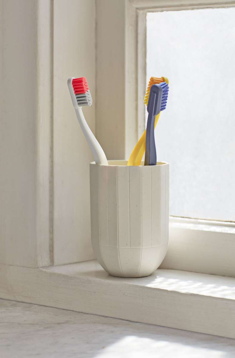 . . . und hinterher Zähne putzen nicht vergessen, Becher aus der Reihe „Paper Paper Porcelain“ für Hay.