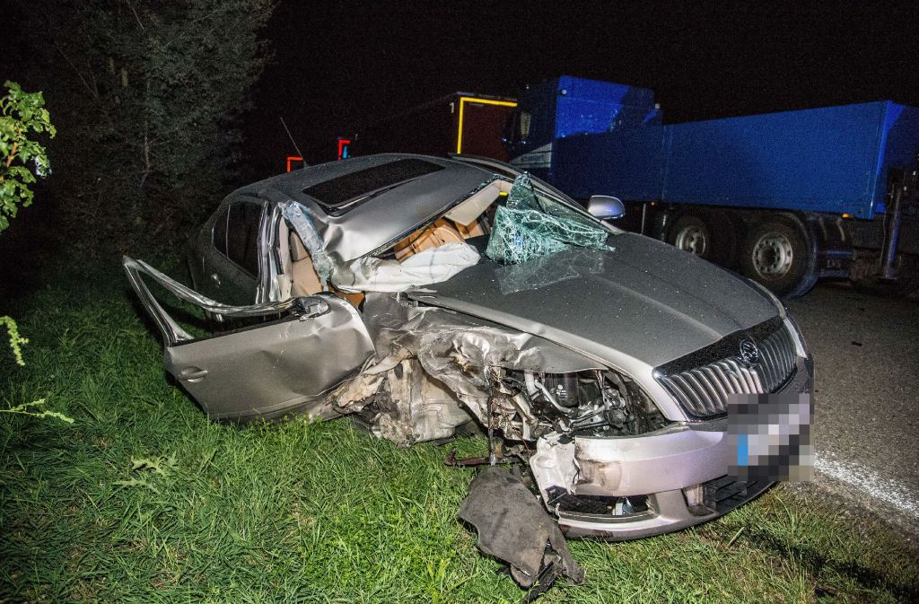 Der LKW-Fahrer schlief während des Unfalls in seiner Fahrerkabine. Erwurde nicht verletzt. Die Insassen des Skoda mussten medizinisch versorgt werden.