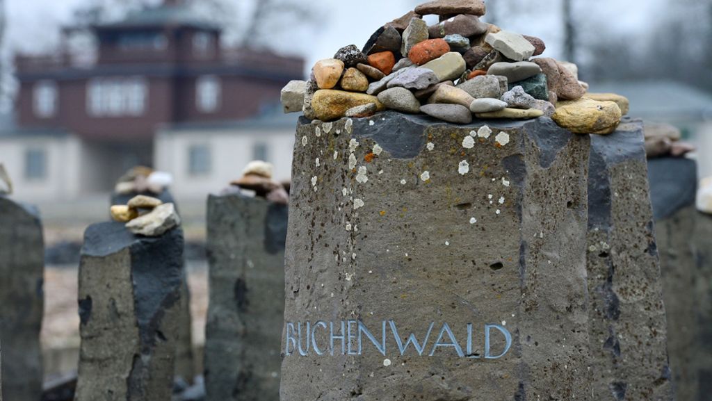  In der KZ-Gedenkstätte Buchenwald haben Unbekannte drei Gedenksteine mit Hakenkreuzen beschmiert. In Buchenwald wurden mehr als 56 000 Menschen von den Nazis ermordet oder starben an Krankheiten, Hunger oder medizinischen Experimenten. 