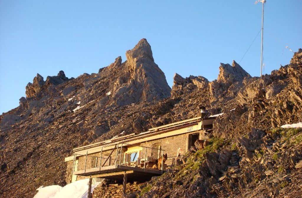 Die Segnespasshütte mit der Segnes Mountain Lodge von Raini Feldner unterhalb des Segnespasses auf 2630 Metern.