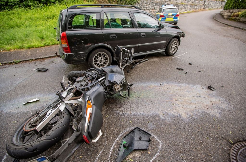 Ein 17-jähriger Motorradfahrer bog am Sonntagnachmittag in Gemmrigheim im Kreis Ludwigsburg in eine Straße ein.