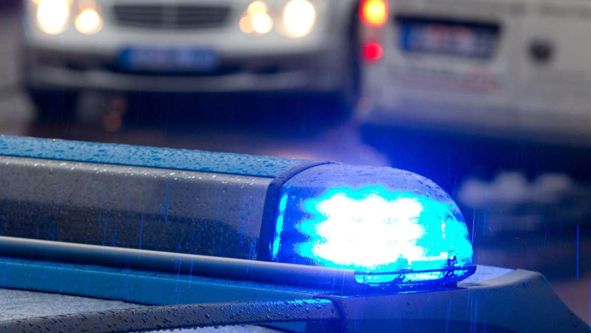  Zeugen hatten es von außen gesehen und die Polizei verständigt: In einer Dresdner Wohnung hing ein leuchtendes Hakenkreuz aus LED-Lichtern. Bei einer Hausdurchsuchung fand die Polizei dann auch noch Waffen. 