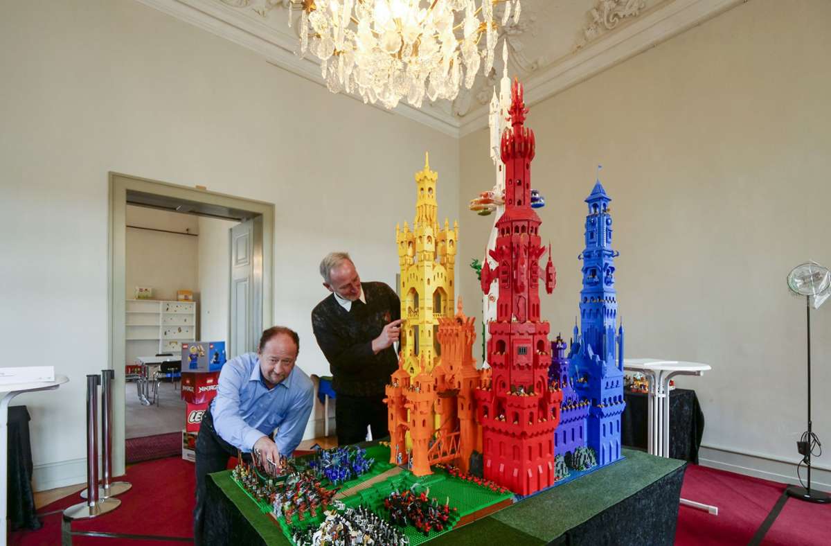 Besonders beeindruckend: ein Lego-Schloss, Marke Eigenbau. Udo King (links) nennt es die „Regenbogenburg“.