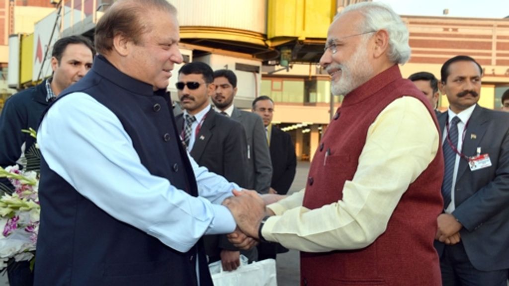  Eine Überraschungsvisite von Delhis Regierungschef Modi bei Pakistans Premierminister Sharif weckt Hoffnungen auf eine Annäherung. Beide Seiten versuchen hohe Erwartungen zu dämpfen, doch schon die freundlichen Gesten zwischen den Atommächten zählen. 