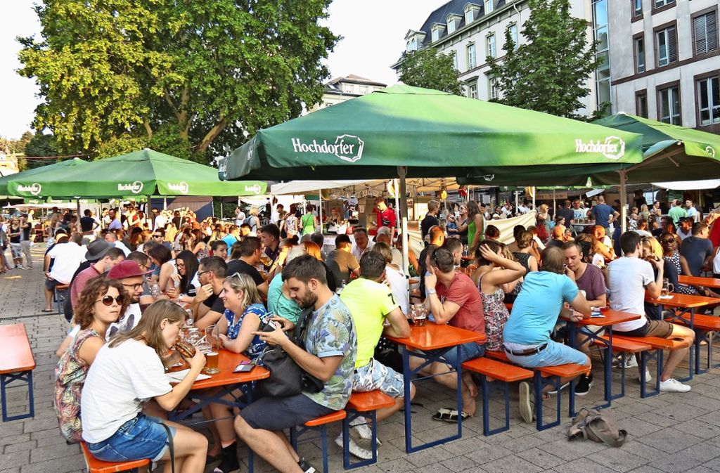 Bei tropischen Temperaturen wurde auf dem Wilhelmsplatz gefeiert.