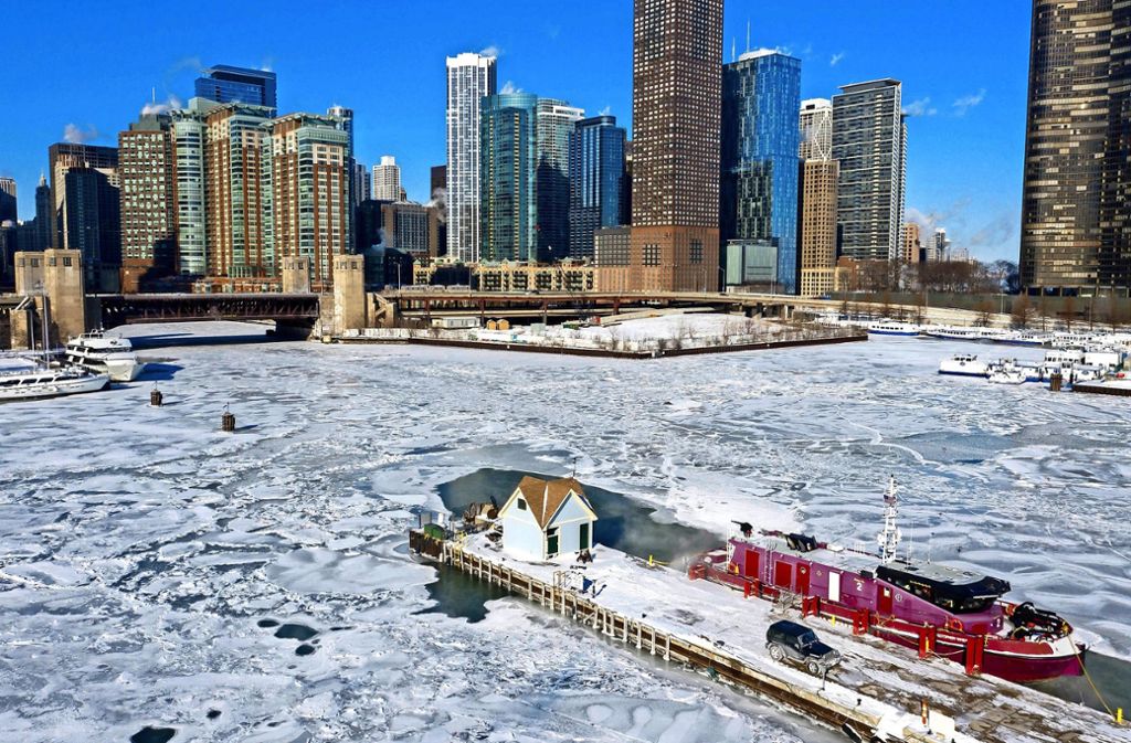 Ein Boot der Chicagoer Feuerwehr liegt festgefroren im Eis vor den Docks zwischen dem Chicago River und dem Lake Michigan.