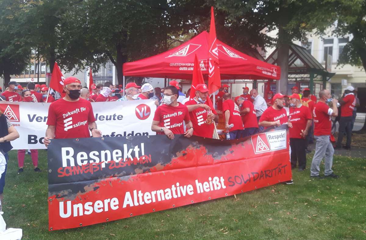 Viele Sprecher riefen auf dem Charlottenplatz in Esslingen zur Solidarität mit den Beschäftigten von Eberspächer auf.