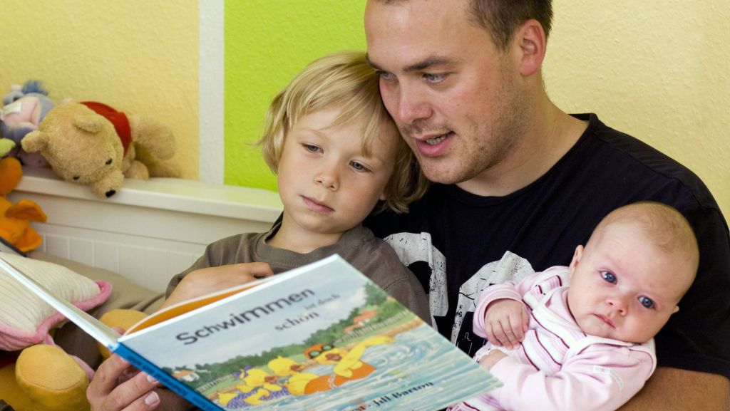 Unterschätztes Kuschelritual: Eltern beginnen zu spät mit Vorlesen