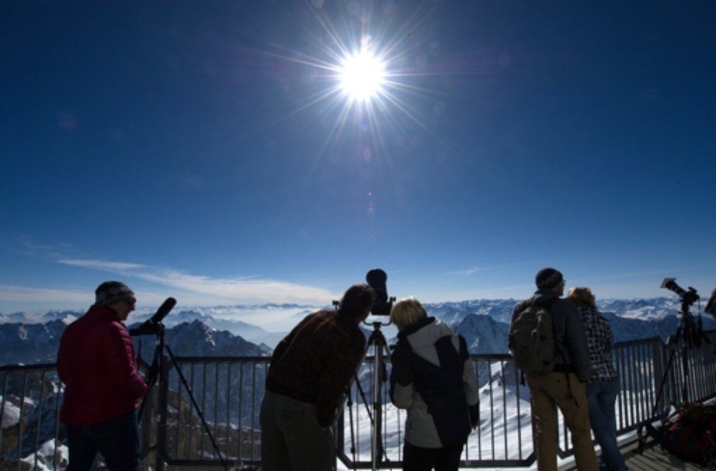 Ganz nah dran am Himmelsschauspiel: Freier Blick auf die Sonnenfinsternis von der Zugspitze.