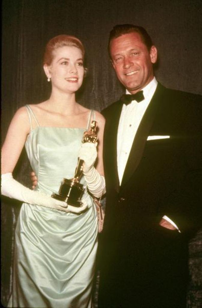 Einen Prinzessinnen-Moment für die Ewigkeit schuf 1955 Grace Kelly bei der Oscar-Verleihung.