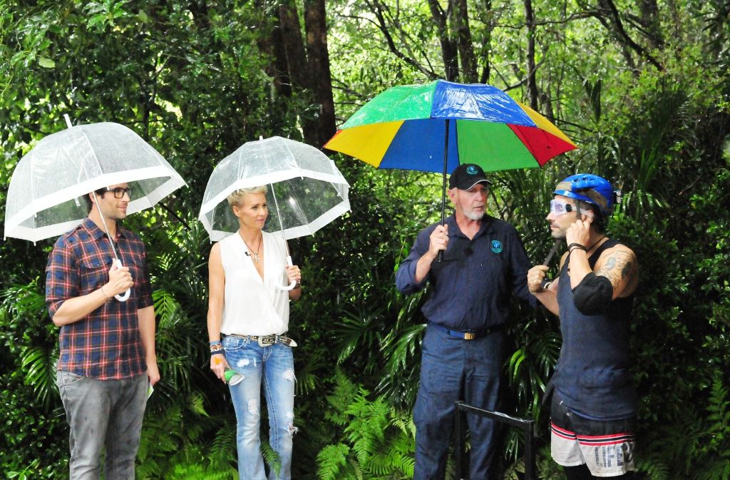„Herzlich Willkommen im Kanalverkehr“, so begrüßt Sonja Zietlow Marc Terenzi (rechts) bei strömendem Regen. „Alle Infos zu ‚Ich bin ein Star - Holt mich hier raus!’ im Special bei RTL.de“.