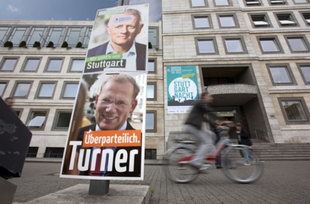 Die Wahlplakate der beiden aussichtsreichsten Stuttgarter OB-Kandidaten Fritz Kuhn und Sebastian Turner vor dem Rathaus. Foto: Steinert