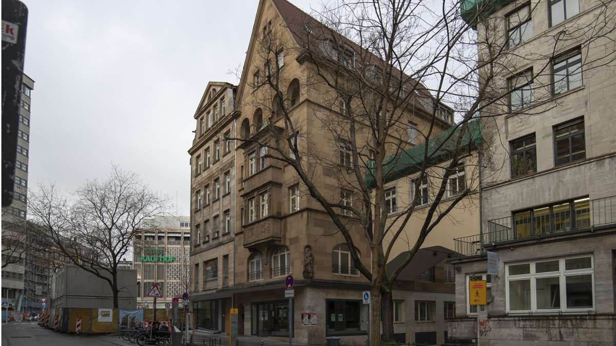 Ein Teil des Gebäudes in der Eberhardstraße mitsamt dem Brückenbau ans rechte Nachbarhaus steht noch.