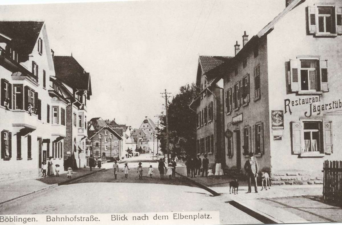 Ein uraltes Bild der Böblinger Bahnhofstraße mit Blick zum Elbenplatz und zur Zehntscheuer (im Hintergrund). Wo das Jägerstüble (rechts) stand, hatte später das Krauß-Gebäude seinen Platz.