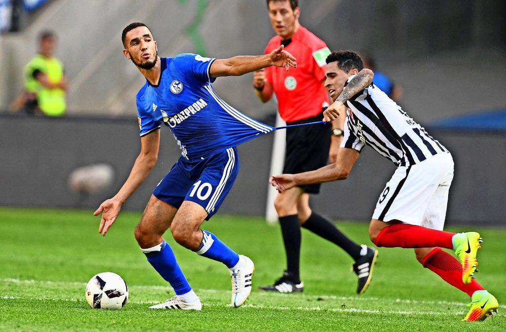 Nabil Bentaleb (links) spielt für Algerien, in Deutschland ist er der Mann mit der Nummer zehn beim FC Schalke 04.