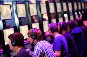 Gamer mit Headsets auf der Spielemesse Gamescom (2019) Foto: dpa/Henning Kaiser