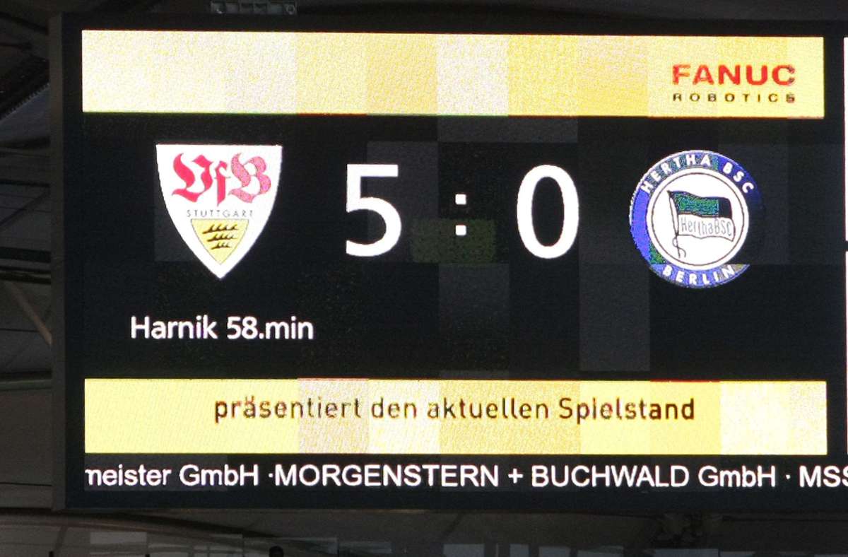 Das Ergebnis weiß auf schwarz – der VfB gewinnt am 11. Februar 2012 deutlich gegen Hertha BSC.