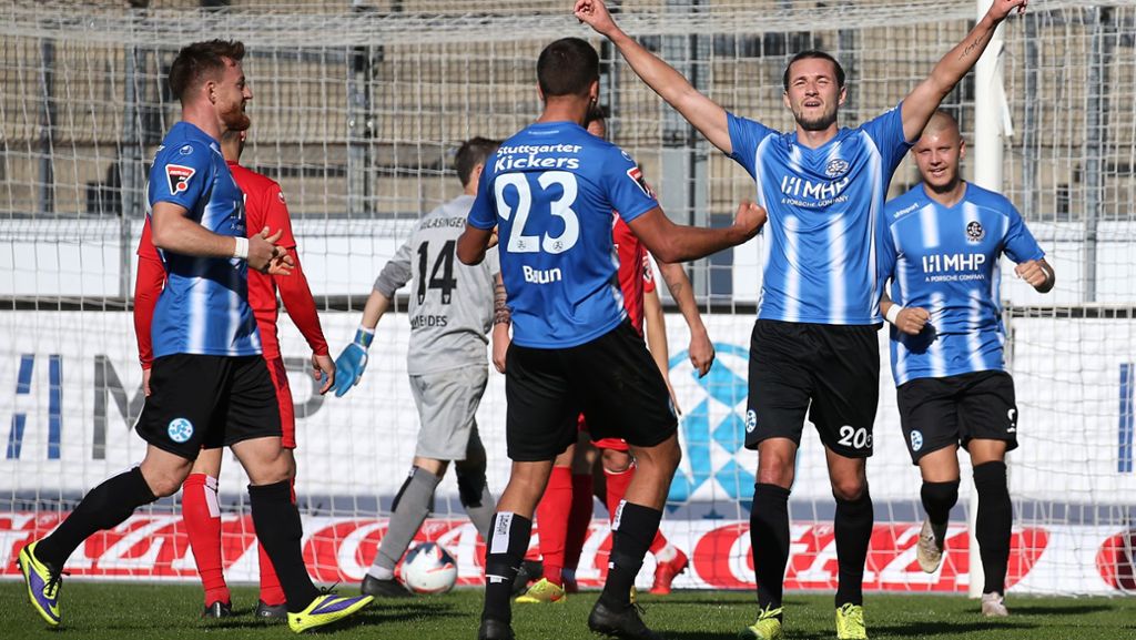 Stuttgarter Kickers gegen  1. FC Rielasingen-Arlen: Die Blauen feiern gegen Aufsteiger wichtigen Arbeitssieg