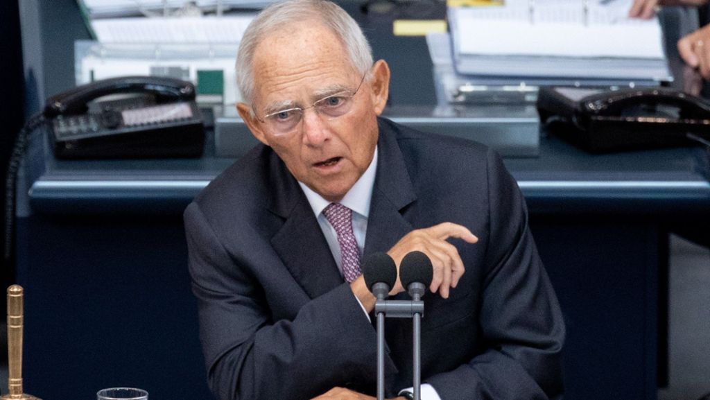  Bisher verfolgt Innenminister Thomas Strobl (CDU) eine harte Linie bei Abschiebungen. Nun sagt sein Schwiegervater Wolfgang Schäuble, man könne kaum noch jemanden abschieben. Strobls Reaktion fällt gemischt aus. 