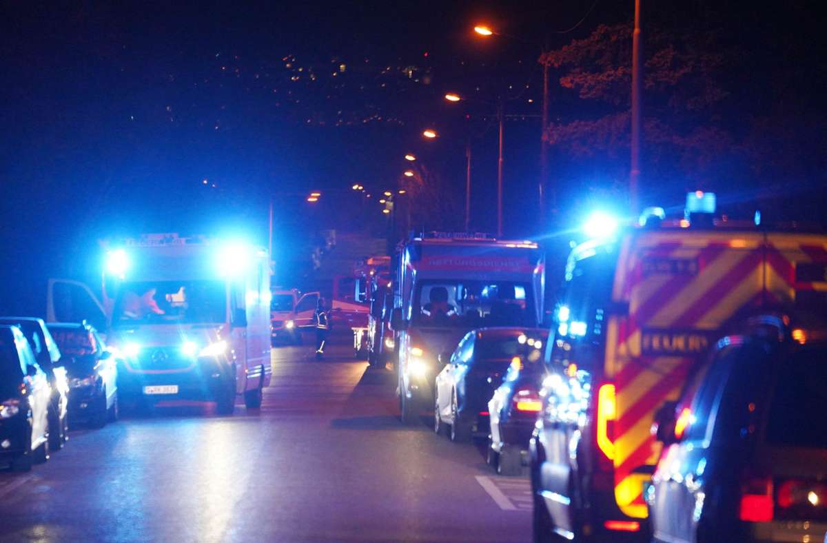 Polizei, Feuerwehr und Rettungsdienst rückten mit zahlreichen Einsatzkräften zu der S-Bahn-Haltestelle aus.