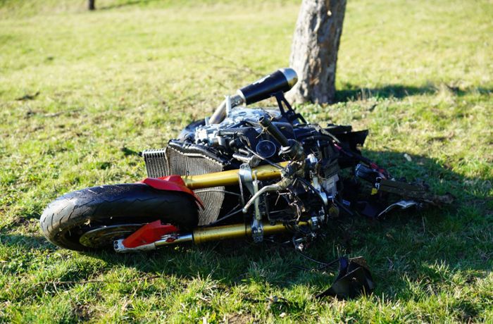 Motorradfahrer wird von Rettungshubschrauber abtransportiert