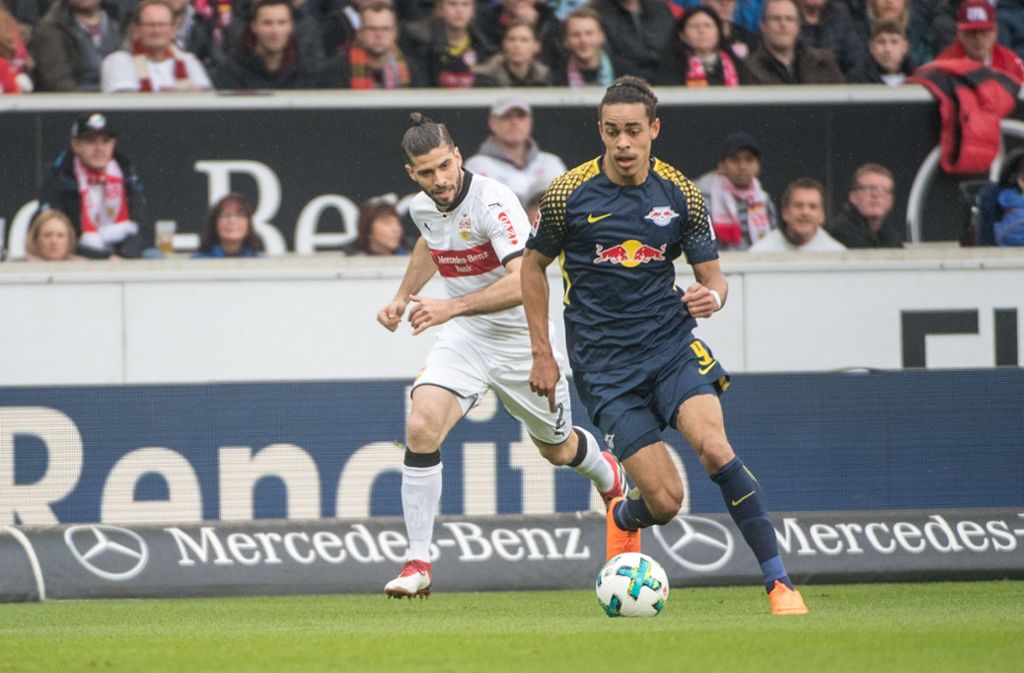 Stuttgarts Emiliano Insua (l) und Leipzigs Yussuf Poulsen (r) kämpfen um den Ball.