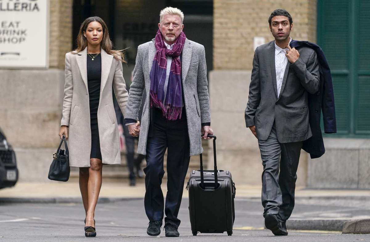 Boris Becker, seine Lebensgefährtin Lilian De Carvalho Monteiro und sein Sohn Noah Becker im April 2022 auf dem Weg zum Southwark Crown Court. In London wurde dem ehemaligen Tennisprofi wegen Insolvenzdelikten der Prozess gemacht.