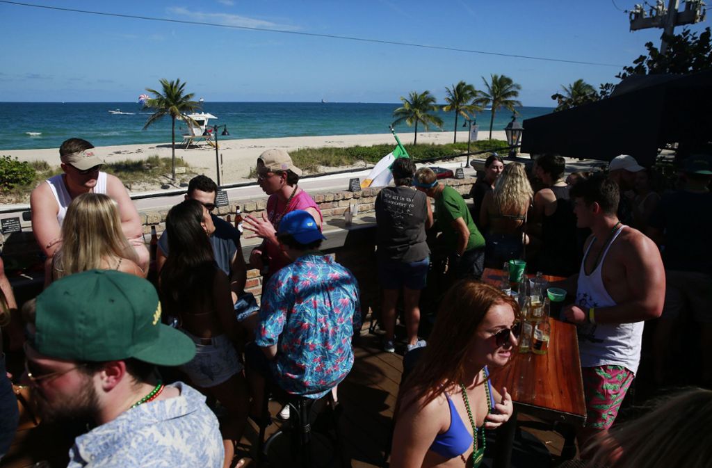 Studenten stehen auf einer Terrasse an einem Strand in Ford Lauderdale – nachdem sie in einem Beach Pub zur Abreise aufgefordert wurden.