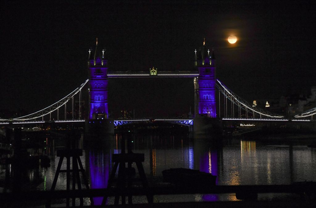 Auch die Tower Bridge in London stand im Zeichen des Supermondes.