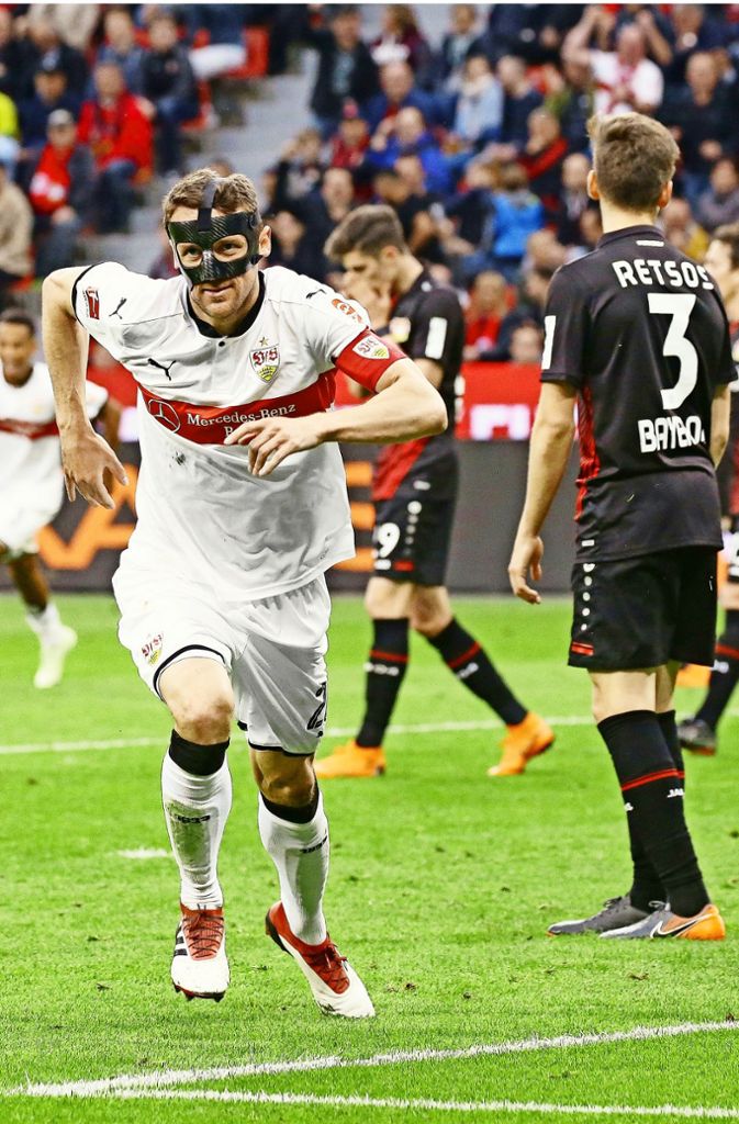 Der Mann mit der Maske dreht jubelnd ab: VfB-Kapitän Christian Gentner erzielt im April 2018 das Goldene Tor vor 30 210 Zuschauern zum 1:0-Auswärtssieg bei Bayer Leverkusen.
