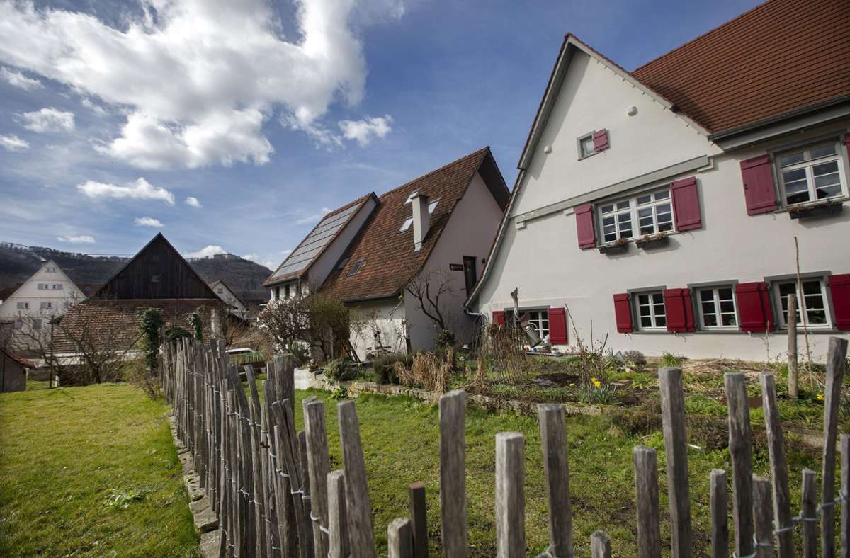 Das historische Gebäudeensemble im Herzen Beurens präsentiert sich modern: rechts das alte Bauernhaus, daneben die Scheune und der Anbau.