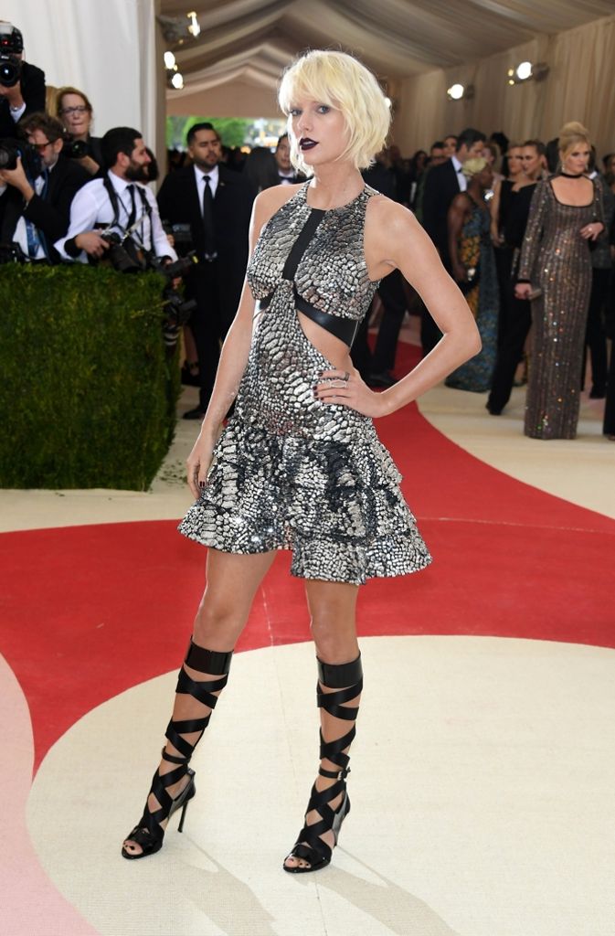 Taylor Swift trug Schnür-Stilettos im römischen Stil.