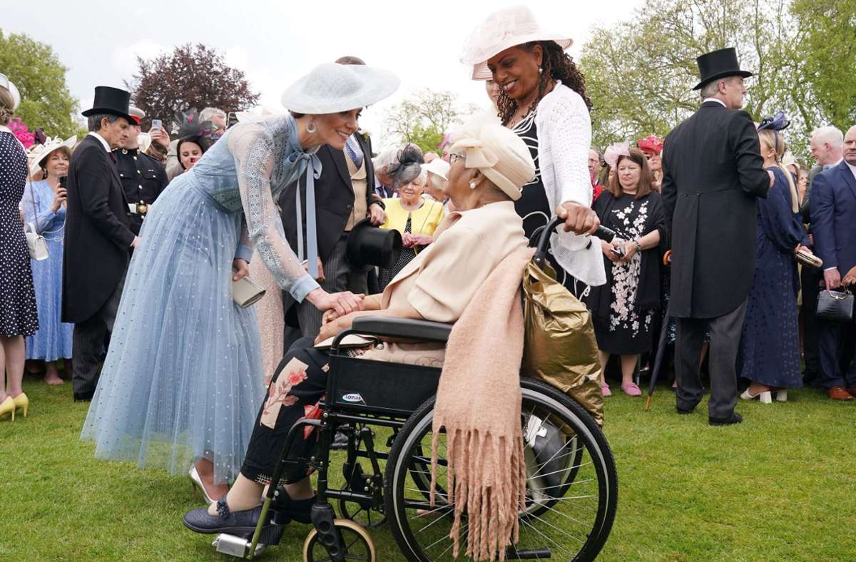 Bei einer der traditionellen Gartenpartys des Buckingham Palace empfing sind zusammen mit Prinz William, den Edinburghs und weiteren Royals die Gäste.