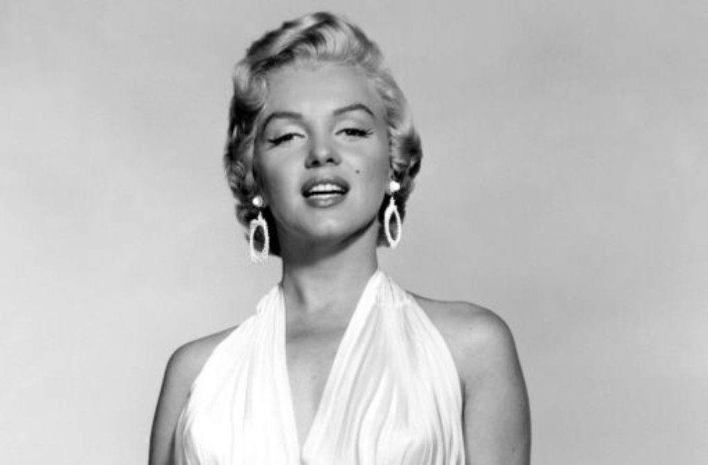 1946 ändert Norma Jean Baker ihren Namen in Marilyn Monroe - zusammengesetzt aus dem Mädchennamen ihrer Mutter und dem Vornamen einer berühmten Tänzerin der 1920er Jahre: Marilyn Miller. Mit der Zeit flattern der Schönen auch Filmangebote ins Haus.