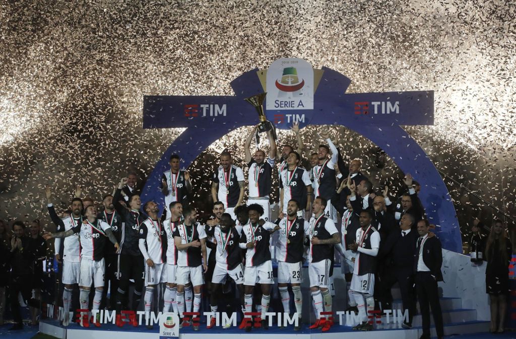 Alles wie gehabt auch in Italien: Juventus Turin hat zum achten Mal hintereinander die Meisterschaft gewonnen. Elf Punkte beträgt vor dem letzten Spieltag der Serie A der Vorsprung des Teams um Cristiano Ronaldo und Sami Khedira auf den SSC Neapel. Den Pokal sicherte sich Lazio Rom durch einen 2:0-Sieg im Finale gegen Atalanta Bergamo, das zuvor Juve ausgeschaltet hatte.