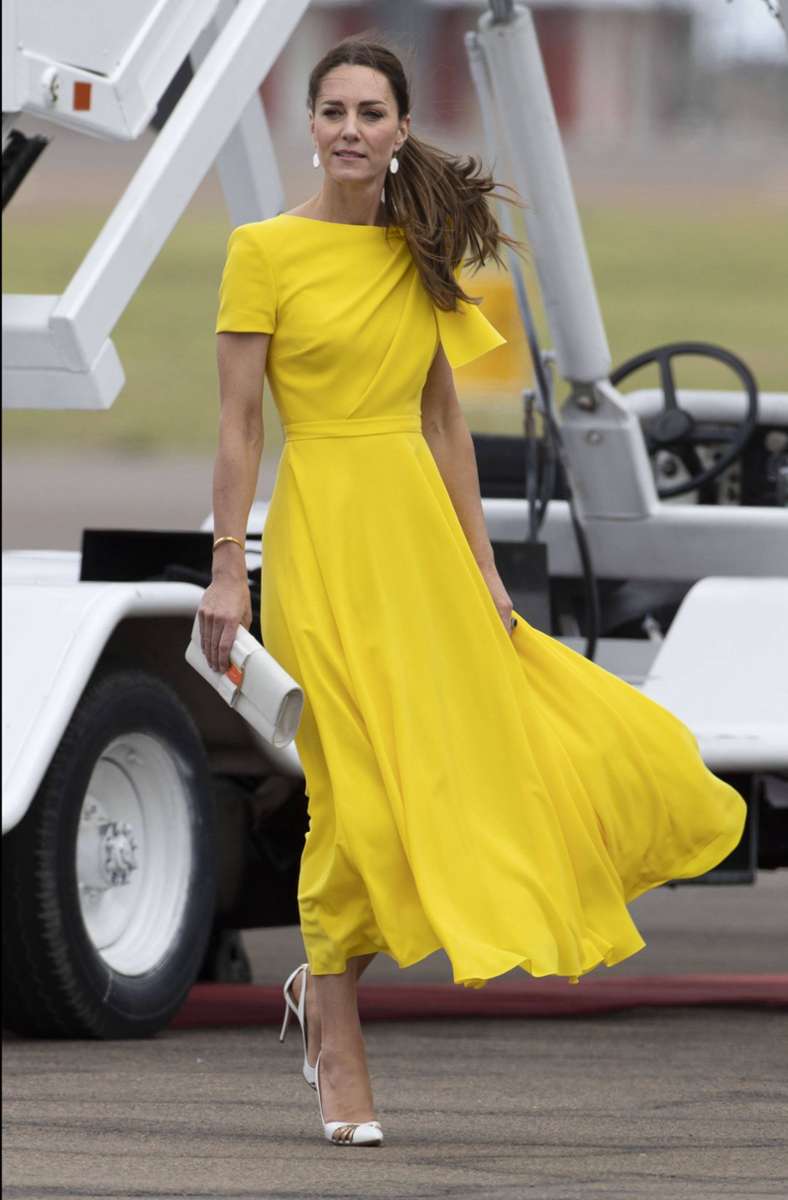 Herzogin Kate landet in Jamaika – und bringt in diesem gelben Roksanda-Kleid die Sonne mit. Das Tageskleid wurde für die Zwecke der Herzogin abgeändert: Im Original hat es keine Ärmel.
