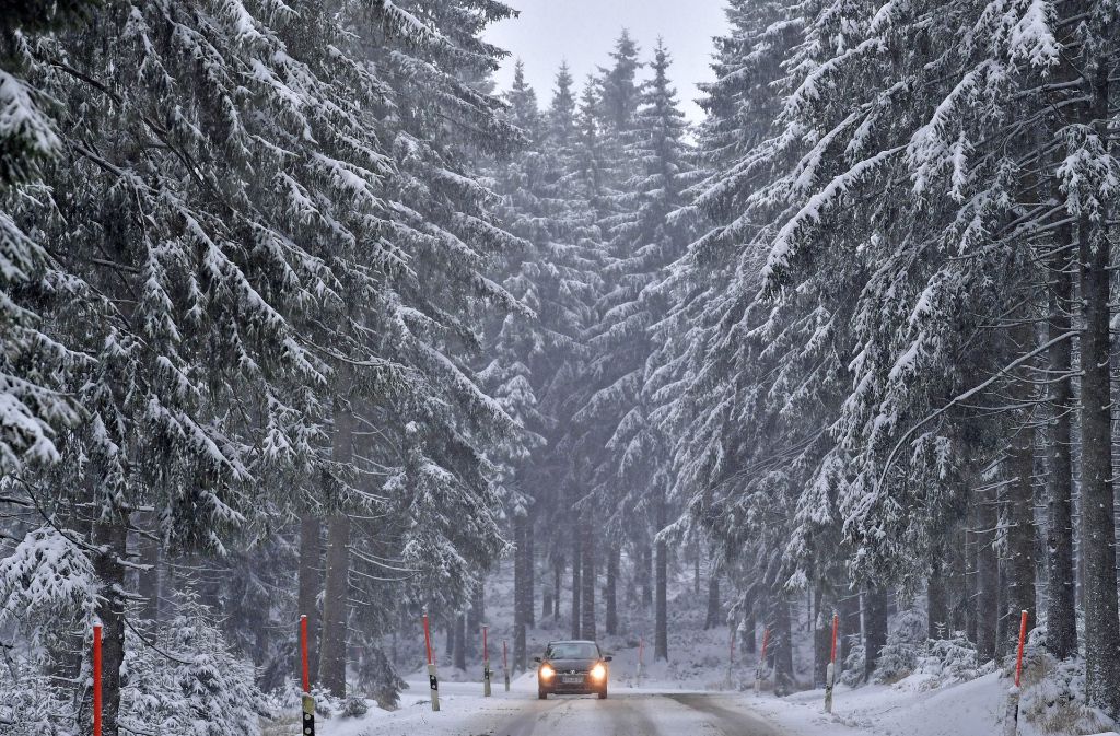Schleichwege und Straßen in Wohngebieten werden vom Winterdienst häufig erst später geräumt und gestreut. Daher fährt es sich auf Hauptstraßen und Autobahnen im Winter sicherer.