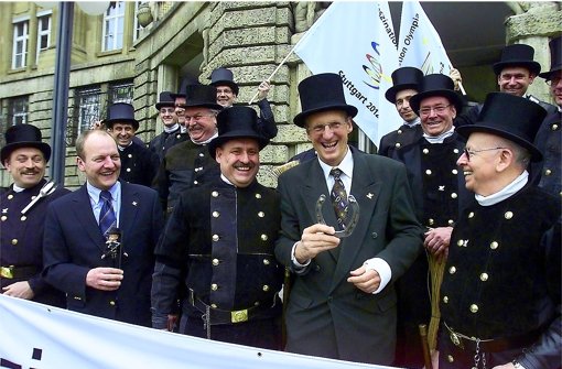 Alle Glücksbringer haben 2003 bei der Olympiabewerbung nichts geholfen: Raimund Gründler (ohne Hut) und Wolfgang Schuster vor der Entscheidung. Foto: Zweygarth
