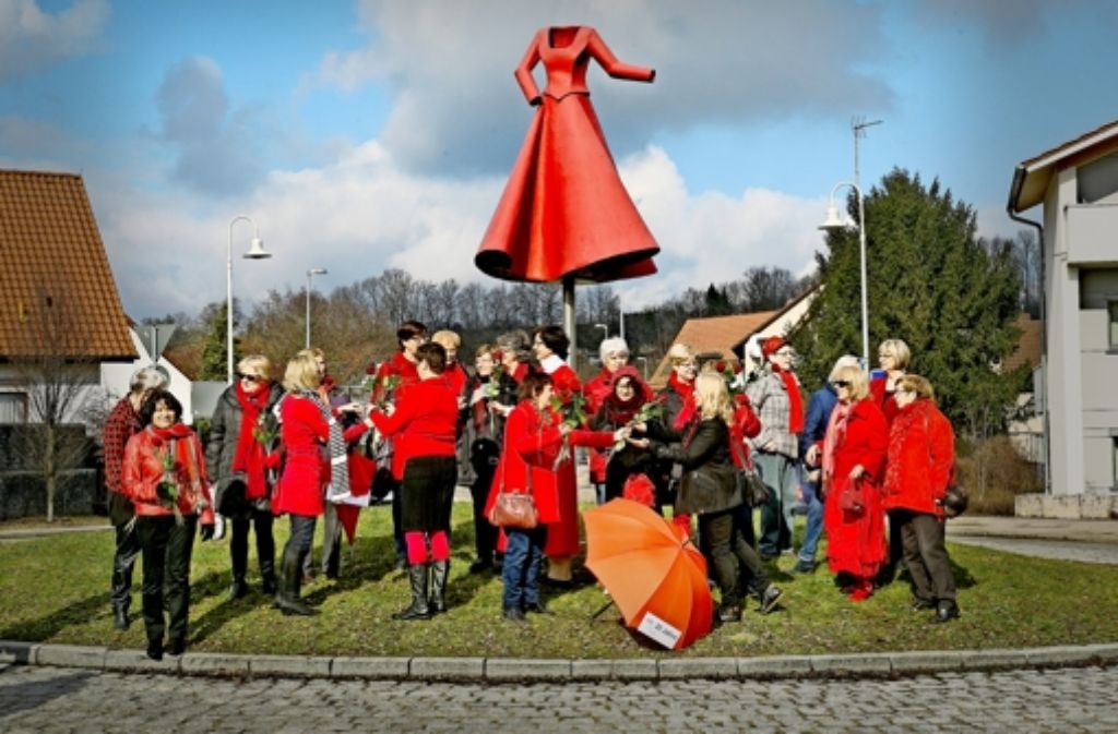 Zum Jubiläumsauftakt am Eislinger Kunstkreisel mit dem roten Kleid  der Künstlerin  Anja Luithle (Wendlingen) tragen die Efas ebenfalls rot. Foto: Horst Rudel