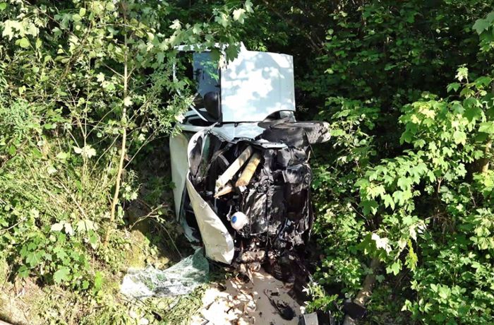 Schwerer Unfall in Maubach: Holzzaun bohrt sich ins Fahrzeuginnere