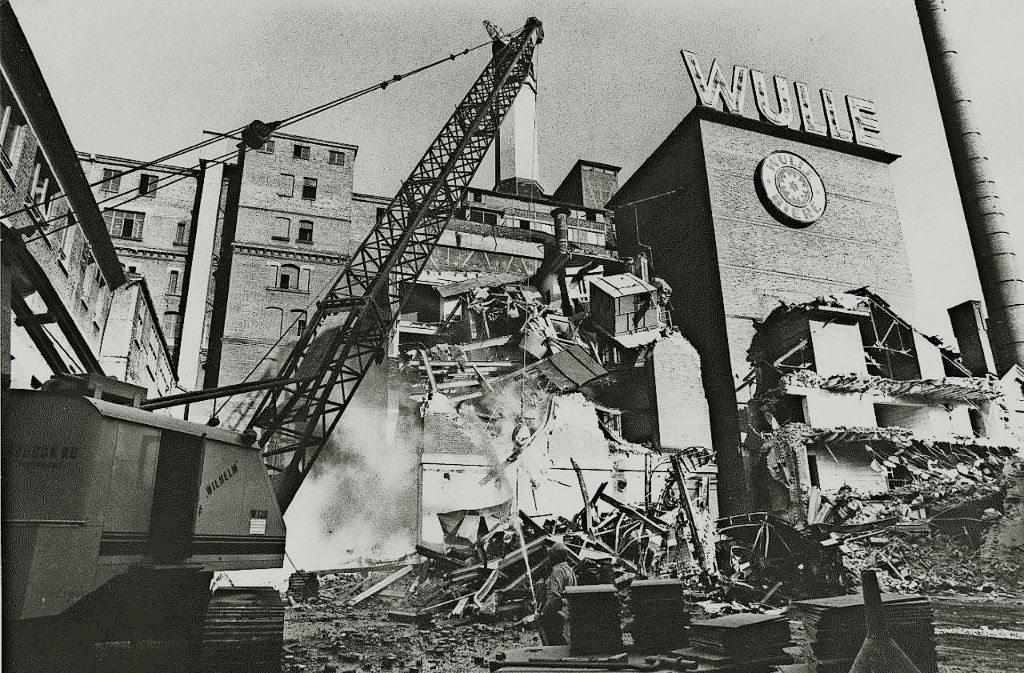 Mitte der 1970er Jahre wurden die Gebäude dann bis hinauf zum Kernerplatz abgerissen, um Platz für ein Hotel und den Ministeriumsneubau zu schaffen