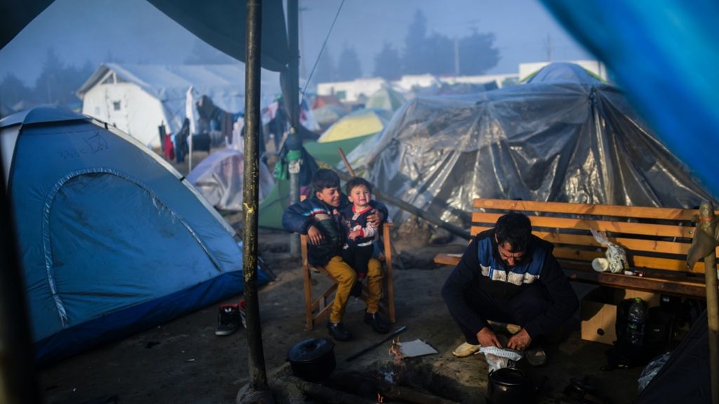 Flüchtlinge in Piräus und Idomeni: Athen will Lager räumen