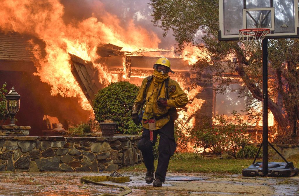 Waldbrände im Oktober 2017 greifen auf Siedlungen über. Häuser müssen evakuiert werden.