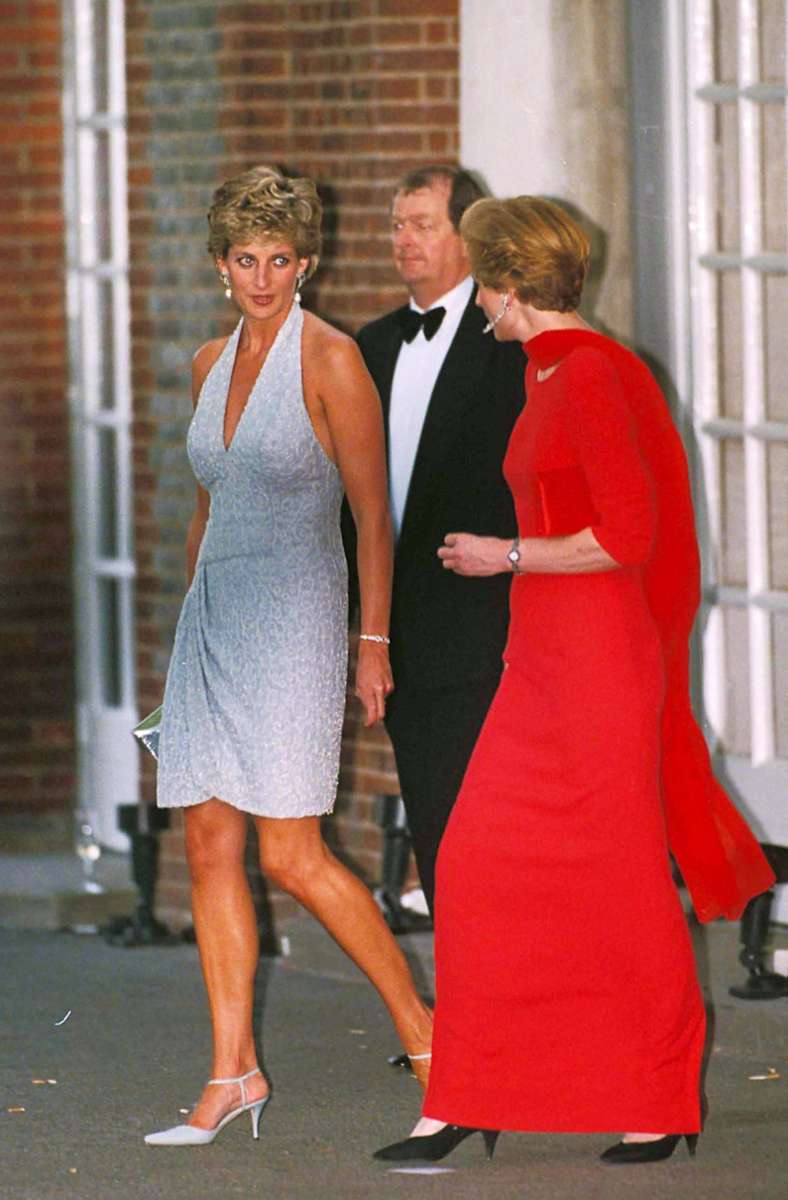 1995: Nach der Scheidung und in den Jahren vor Dianas Tod ersetzten zunehmend Minikleider die bodenlangen Abendroben der früheren Jahre. Als dieses eisblaue bestickte Neckholder-Cocktailkleid von Catherine Walker später versteigert wurde, erzielte es um 77.000 US-Dollar.