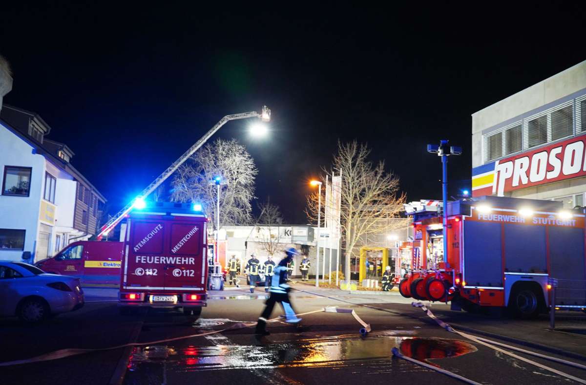 Der Brand brach gegen 19 Uhr an der Esperantostraße aus. Foto: Andreas Rosar/Fotoagentur-Stuttgart