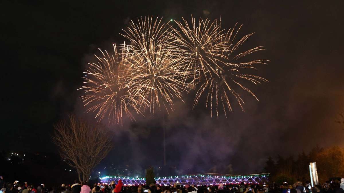 Menschen sehen sich in Teheran ein Feuerwerk zum persischen Neujahrsfest Norus an. Das Fest Norus markiert den Frühlingsbeginn und fällt jährlich auf den 20. oder 21. März.