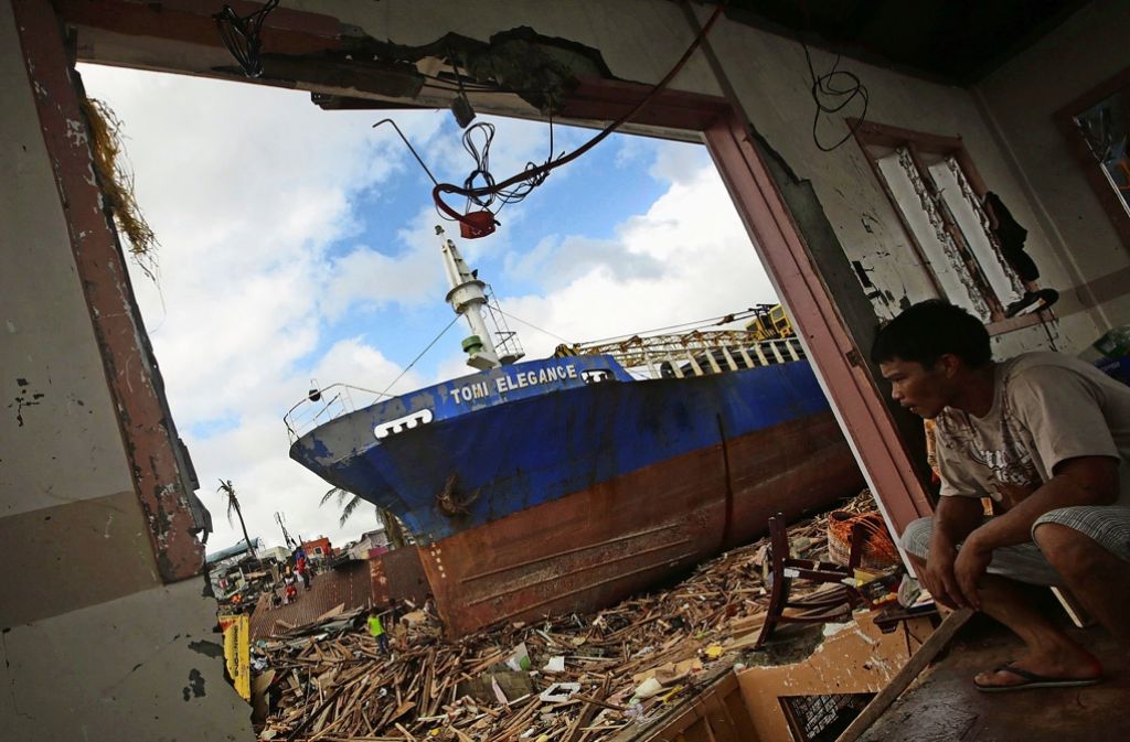 Tacloban/Philippinen: Mit einer Windgeschwindigkeit von bis zu 315 Kilometern pro Stunde trifft der Taifun Haiyan am 8. November 2013 auf die Philippinen. Die Stadt Tacloban auf der Insel Leyte wird fast komplett zerstört, in den Straßen stapeln sich die Leichen. Insgesamt sterben 6340 Menschen, vier Millionen verlieren ihr Zuhause. Der Wiederaufbau ist noch immer nicht abgeschlossen.